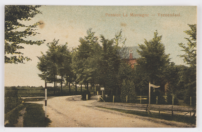 18254 Gezicht op de Kerkewijk te Veenendaal, ter hoogte van het pension La Montagne.